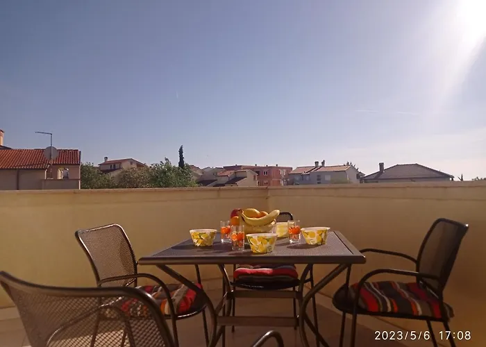 Sunny Apartment By The Sea